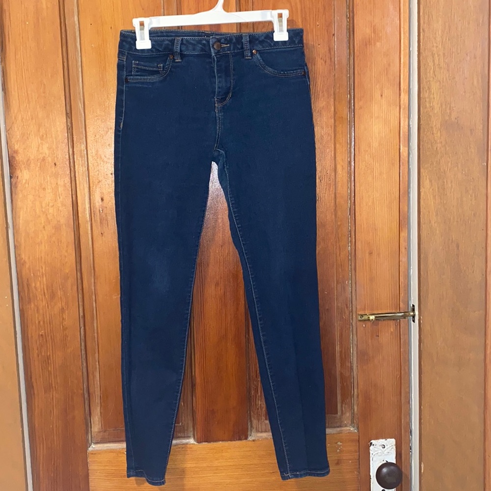 DARK WASH SKINNY BLUE JEANS IN VERY COMFORTABLE AND IN PERFECT CONDITION